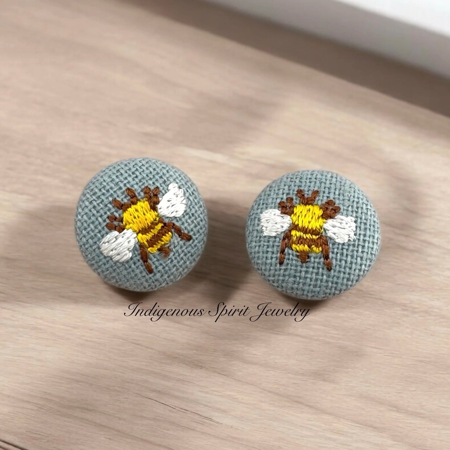 17mm Embroidered Bee Cabochons